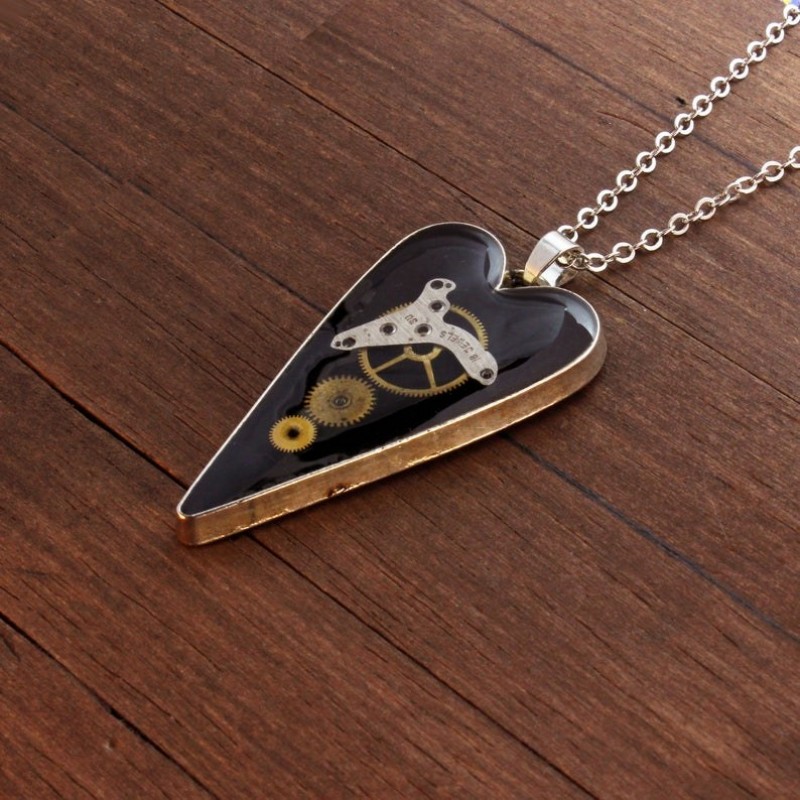 Širdelės formos pakabukas su laikrodžių detalėmis Širdelės formos pakabukas su laikrodžių detalėmis