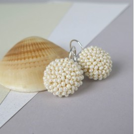GERVUOGĖLĖS. Kreminės perlų spalvos kabantys auskarai 
