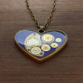 Širdelės formos pakabukas su laikrodžių detalėmis