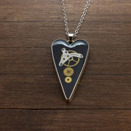 Širdelės formos pakabukas su laikrodžių detalėmis Širdelės formos pakabukas su laikrodžių detalėmis