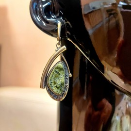 Žalvariniai auskarai su serpentinu