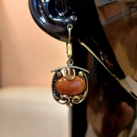 Žalvariniai auskarai su saulės akmeniu