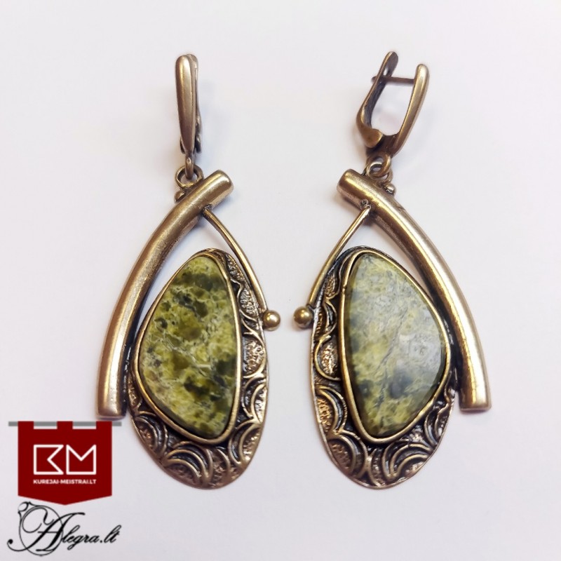 Žalvariniai auskarai su serpentinu