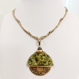 Žalvarinis pakabukas su serpentinu