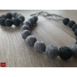 Karoliai ir apyrankė