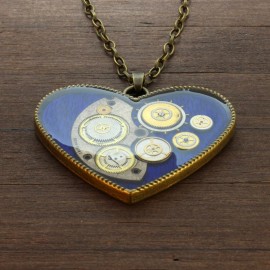 Širdelės formos pakabukas su laikrodžių detalėmis