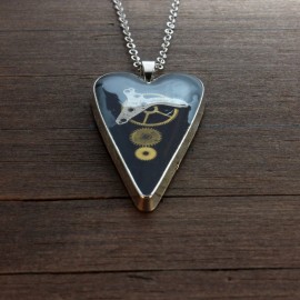 Širdelės formos pakabukas su laikrodžių detalėmis Širdelės formos pakabukas su laikrodžių detalėmis