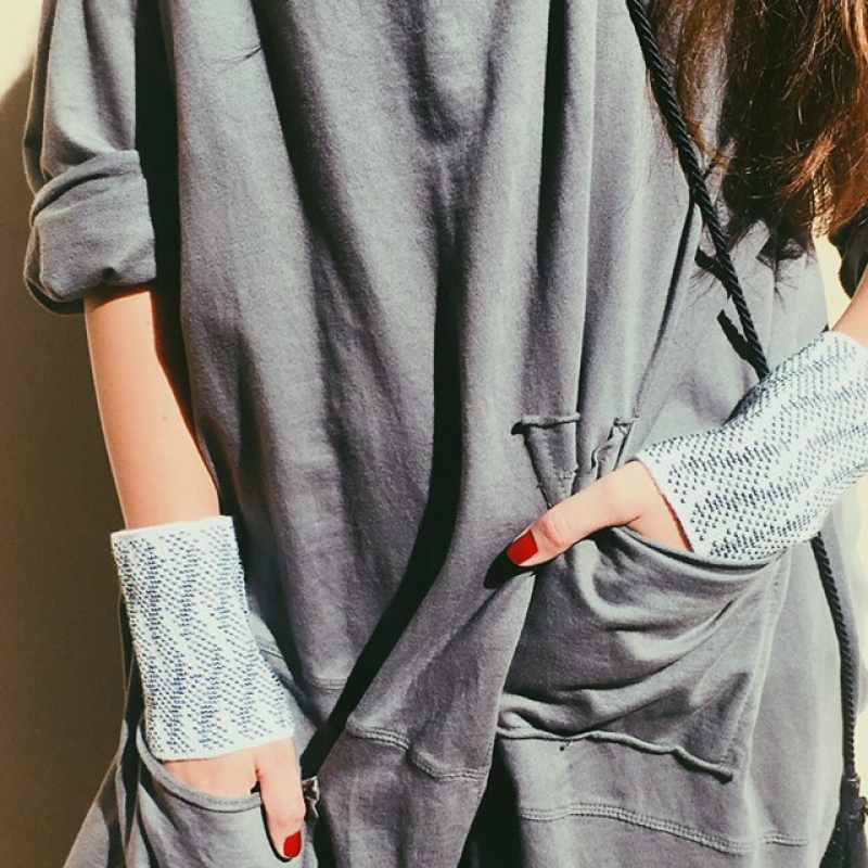   4B  Dovanos mamai idėja - originalus aksesuaras - megztos merino vilnos riešinės -karoliukai hematito spalvos