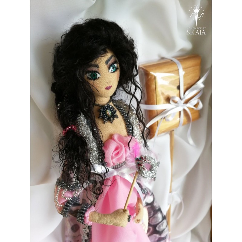 Dekoratyvinė siūta lėlė Dekoratyvinė siūta lėlė