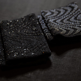  7B   Natūralus šilkas ,megzta išskirtinė  elegantiška klasika, juodos riešinės, originalus aksesuaras,juodi blizgūs karoliukai