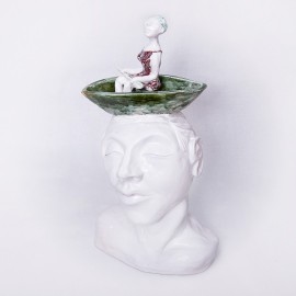 Keramikinė skulptūra su mergaite