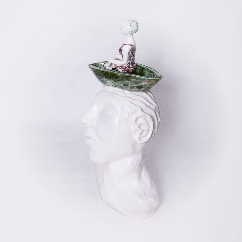 Keramikinė skulptūra su mergaite Keramikinė skulptūra su mergaite