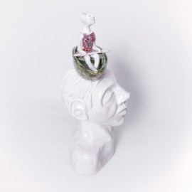 Keramikinė skulptūra su mergaite Keramikinė skulptūra su mergaite