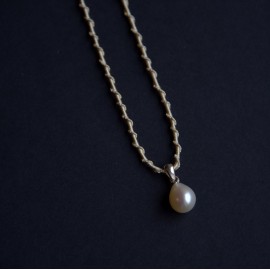 Lašo formos perlo pakabukas ant šilkinės juostelės Lašo formos perlo pakabukas ant šilkinės juostelės