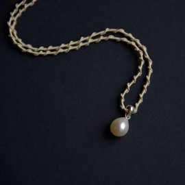 Lašo formos perlo pakabukas ant šilkinės juostelės Lašo formos perlo pakabukas ant šilkinės juostelės