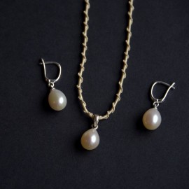 Lašo formos perlo pakabukas ant šilkinės juostelės Lašo formos perlo pakabukas ant šilkinės juostelės