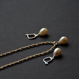Lašo formos perlų auskarai, dramblio kaulo baltumo