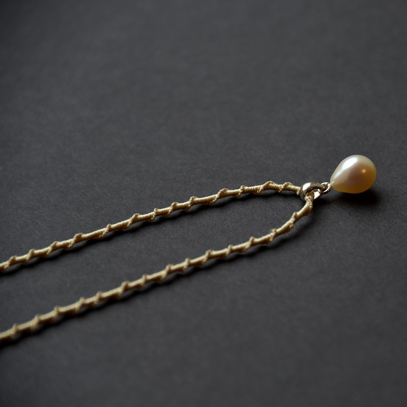 Lašo formos perlo pakabukas ant šilkinės juostelės Lašo formos perlo pakabukas ant šilkinės juostelės