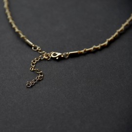 Lašo formos perlo pakabukas ant šilkinės juostelės Lašo formos perlo pakabukas ant šilkinės juostelės