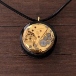 Steampunk stiliaus pakabukas iš laikdrožio mechanizmo