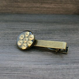 Kaklaraiščio segtukas su laikrodžių detalėmis