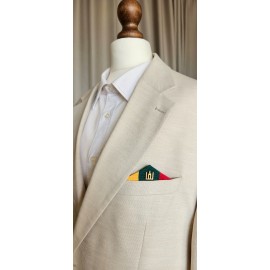 Trispalvė švarko fantazija dekoruota Gediminaičių stulpais 