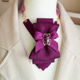 Kaklaraištis peteliškė varlytė žiogaitė "Ciklamenas su skarabėjumi"  Kaklaraištis peteliškė varlytė žiogaitė "Ciklamenas su skarabėjumi"