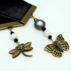 Knygų skirtukas su drugeliu