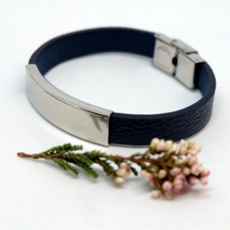 Natūralios odos apyrankė su detalėmis