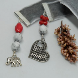 Knygų skirtukas su širdele ir drambliuku