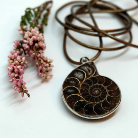 Minimalistinis kaklo papuošalas