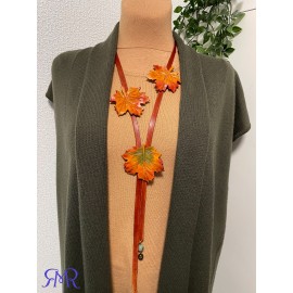 Kaklo papuošalas "Ruduo" iš natūralios odos ir akmens karoliukais