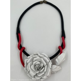 Kaklo papuošalas "Balta rožė" iš natūralios odos
