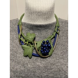 Kaklo papuošalas "Vynuogė" iš natūralios odos