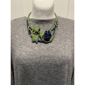 Kaklo papuošalas "Vynuogė" iš natūralios odos