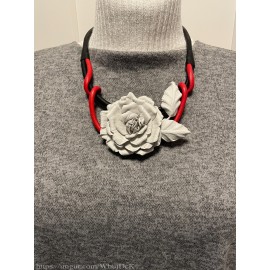 Kaklo papuošalas "Balta rožė" iš natūralios odos