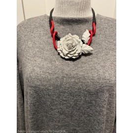 Kaklo papuošalas "Balta rožė" iš natūralios odos