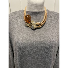 Kaklo papuošalas "Gintarinė gėlelė" iš natūralios odos