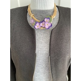 Kaklo papuošalas "Našlaitės" iš natūralios odos