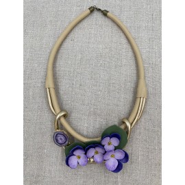 Kaklo papuošalas "Našlaitės" iš natūralios odos