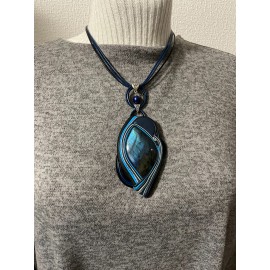 Kaklo papuošalas "Mėnulio akmuo" iš natūralios odos