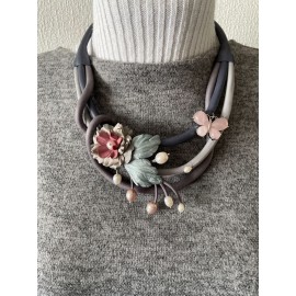 Kaklo papuošalas "Kvarcinis drugelis" iš natūralios odos