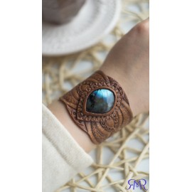 Apyrankė iš natūralios odos ir labradorito (Mėnulio) akmens