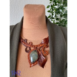 Kaklo papuošalas iš natūralios odos ir labradorito akmens (Mėnulio akmuo)