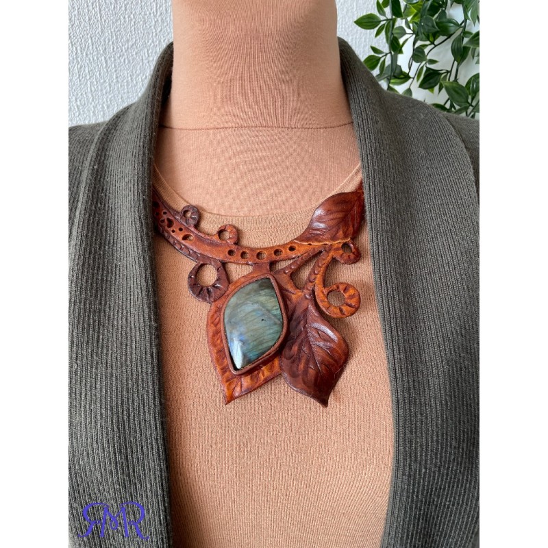 Kaklo papuošalas iš natūralios odos ir labradorito akmens (Mėnulio akmuo)