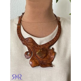 Kaklo papuošalas iš natūralios augalinio raugo odos ir gintaro