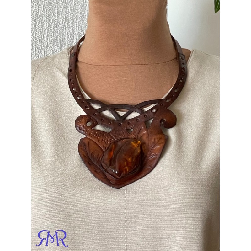 Kaklo papuošalas iš natūralios augalinio raugo odos ir gintaro