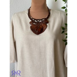 Kaklo papuošalas iš natūralios augalinio raugo odos ir gintaro