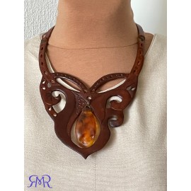 Kaklo papuošalas iš natūralios augalinio raugo odos ir gintaro