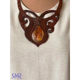 Kaklo papuošalas iš natūralios augalinio raugo odos ir gintaro